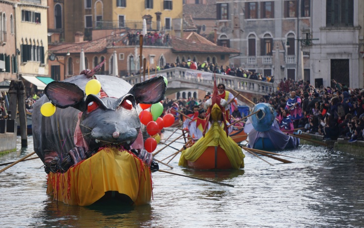 Venezia in maschera: viaggio nel Carnevale più elegante del Mondo 03 lapresse regata venezia
