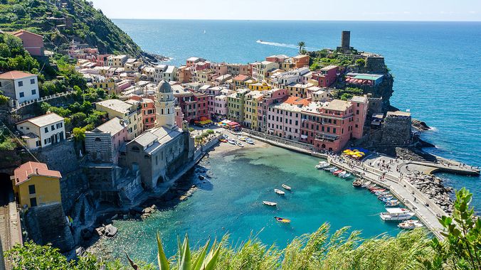 I 10 migliori luoghi da visitare in Italia a settembre (dove andare e cosa fare) 1200px Vernazza Cinque Terre panorama