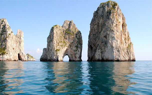 Capri cosa vedere e come raggiungerla faraglioni capri