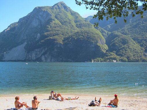 15 luoghi da visitare nei weekend di Maggio spiagge lago dicomo 1