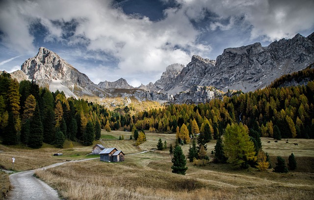 Le Dolomiti, una naturale paesaggio di una maestosità unica Le Dolomiti, una naturale paesaggio di una maestosità unica