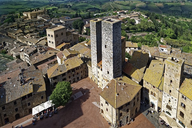 Guardiani del passato medievale: Nove città collinari dell'Italia centrale