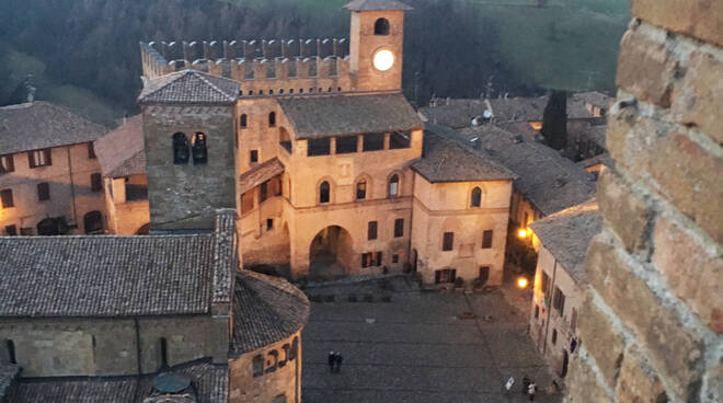 Guardiani del passato medievale: Nove città collinari dell'Italia centrale