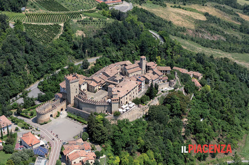Guardiani del passato medievale: Nove città collinari dell'Italia centrale