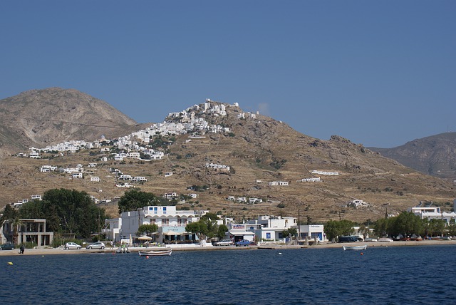 Le due sorelle vicine e diverse: Sifnos e Serifos.