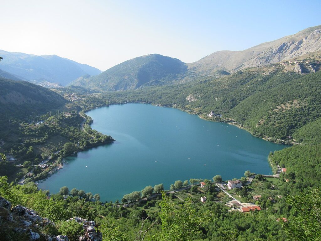 Trascorrere la Pasqua 2025 nei laghi della Lombardia: cultura e tradizioni