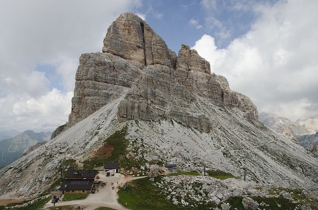La tre cime delle Tofane, gemme montuose sullo sfondo di Cortina d'Ampezzo