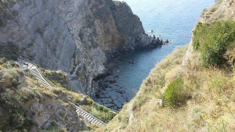 Ischia cosa vedere e come raggiungerla baia di sorgeto ischia