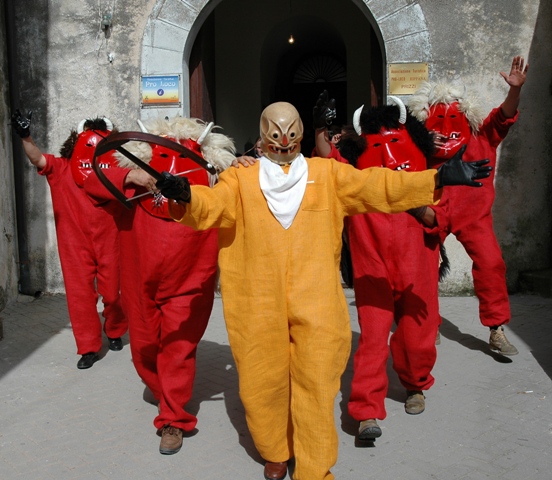 TRADIZIONI PASQUALI IN ITALIA DA NORD A SUD lu ballu de lu diavuli