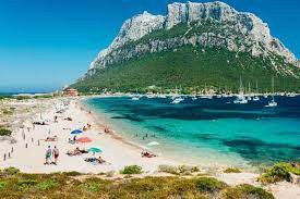 Dove andare in vacanza vicino Olbia: le spiagge più belle LA SPIAGGIA SPALMATORE SULLISOLA DI TAVOLARA