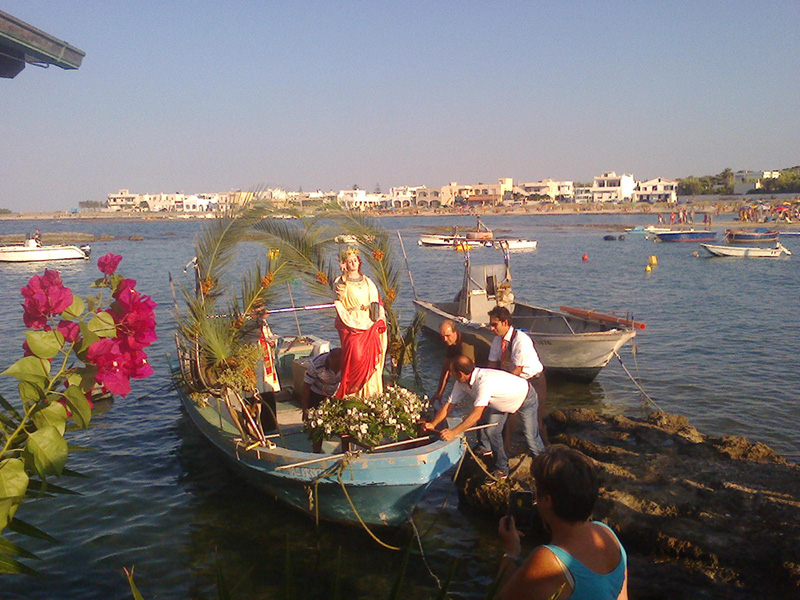 Le 4 spiagge più belle di Ostuni Processione del santo patrono di Torre Santa Sabina