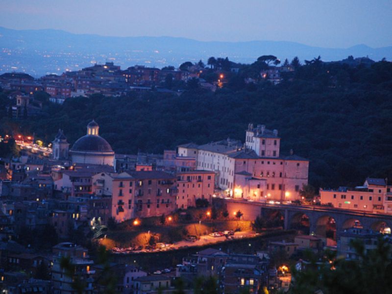 Itinerario tra i Castelli Romani più belli ariccia veduta notturna