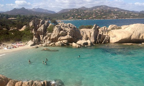 Cosa fare, vedere dove dormire in Costa Smeralda, Sardegna? caletta spiaggia delle baia sardinia