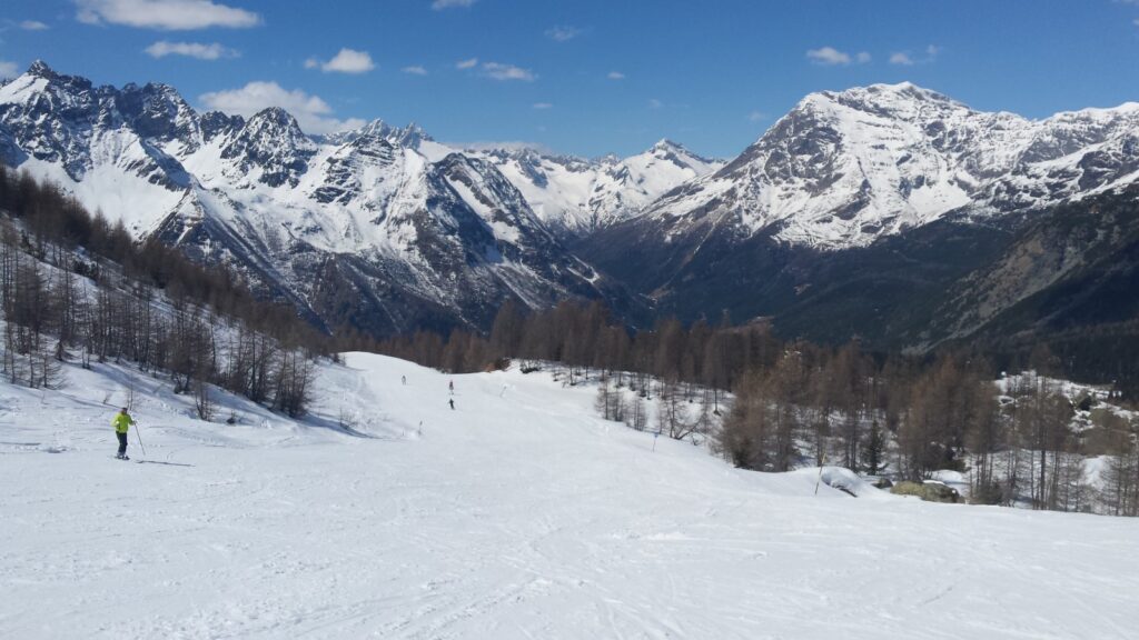 Dove andare a sciare vicino a Milano:6 destinazioni a meno di 2 ore di auto chiesa valmenco neve
