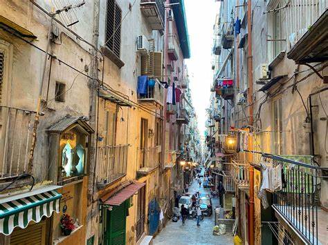 Come scegliere l'alloggio nel migliore quartiere per una vacanza a Napoli Napoli quartieri spagnoli