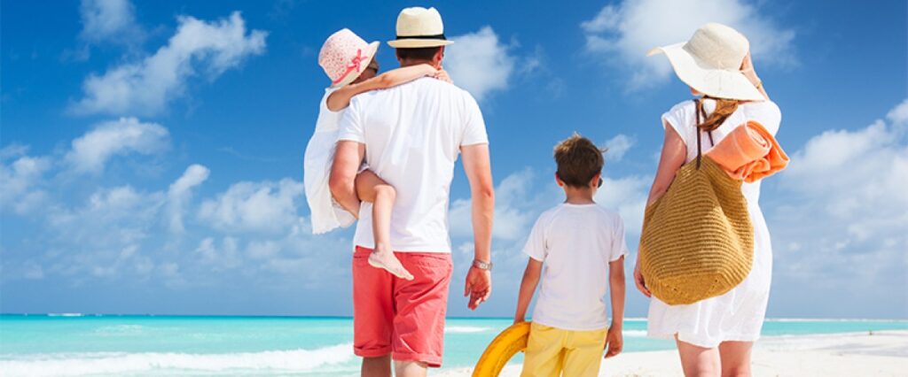 cropped famiglia al mare