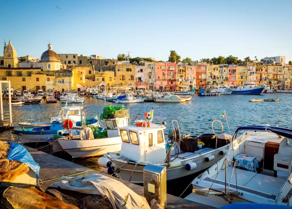 15 luoghi da visitare nei weekend di Maggio ischia porto campania