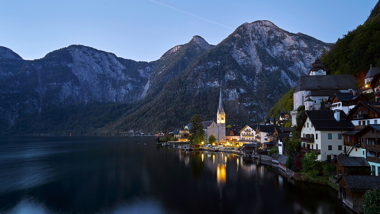 hallstatt città di montagna lago