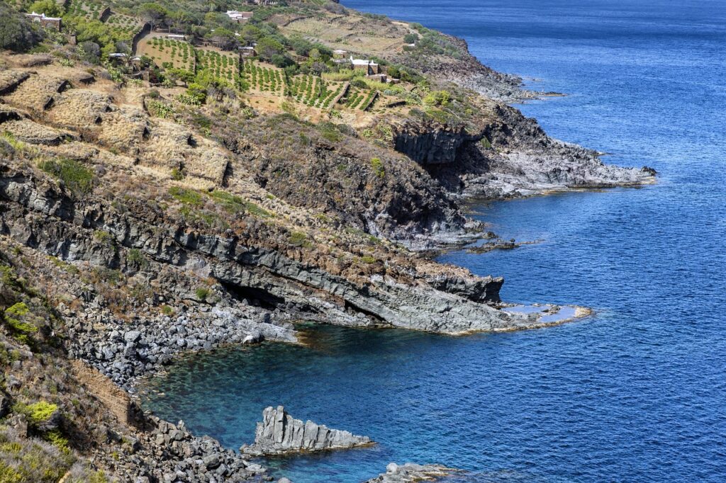 mare di Pantelleria scogli
