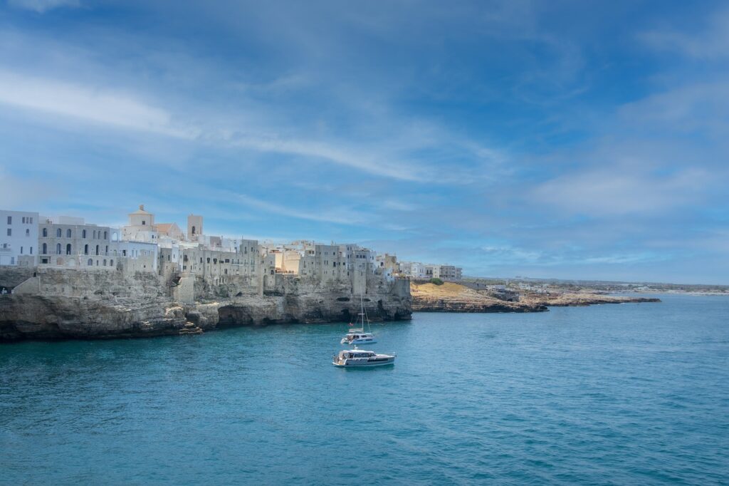 Polignano vista della scogliera dal mare Foto di Eliseo Bilotta da Pixabay