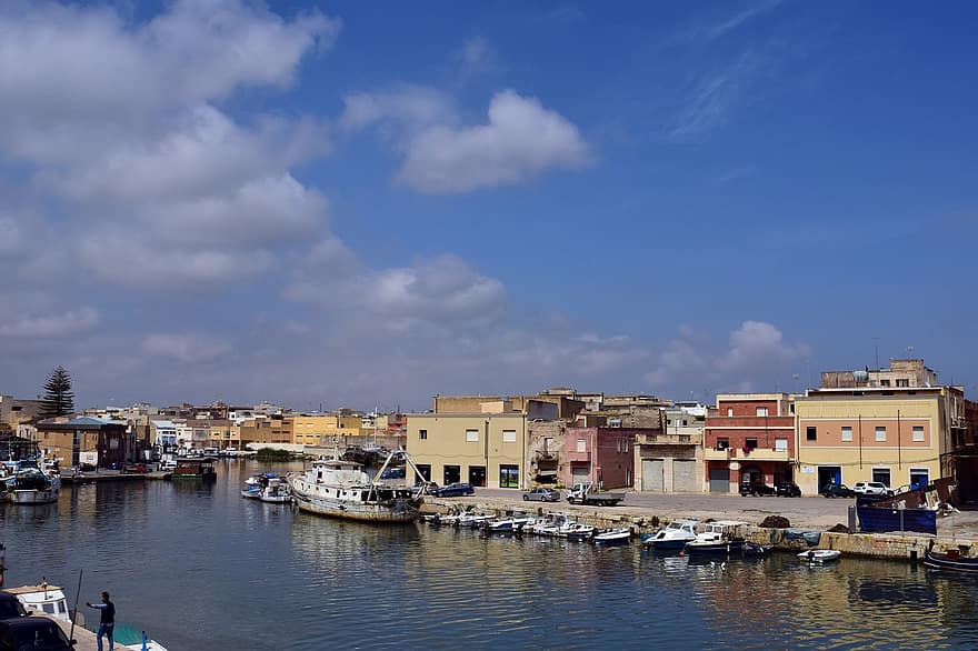 I 12 località costiere e citta di mare per le vacanze più economiche in Italia a Luglio e Agosto port river boats fishing port small mediterranean italy sicily mazara del vallo