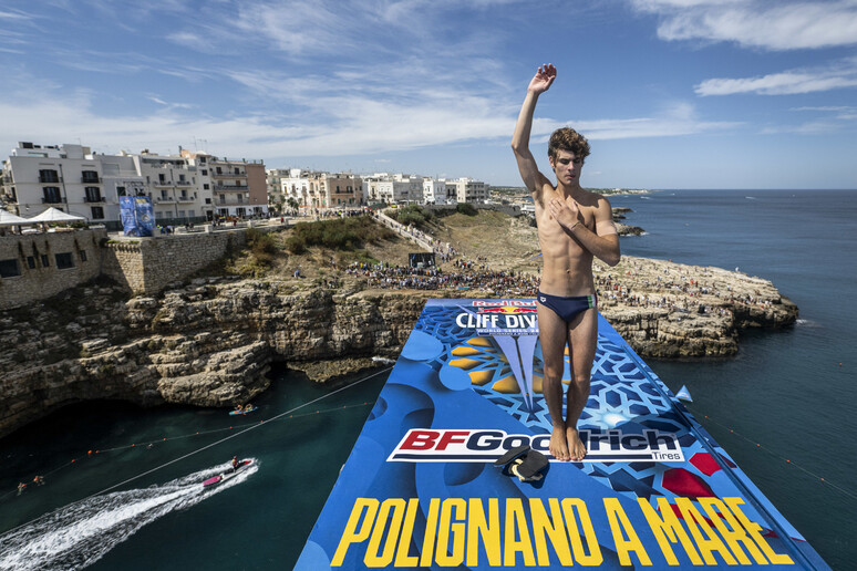 REd cliff Red Bull Polignano a Mare