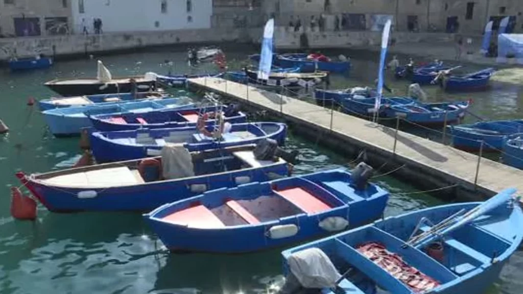 Cosa fare a Monopoli: monumenti, spiagge e locali notturni imbarcazione gozzo monopoli