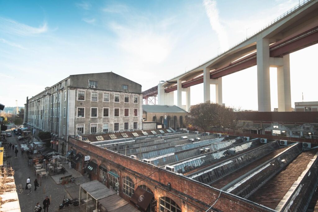 Lisbona insolita e segreta: 7 cose particolari da fare Lx Factory tra le cose particolari da vedere a Lisbona