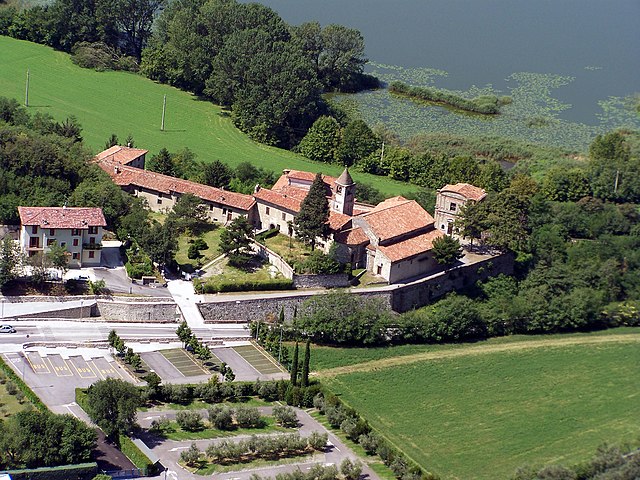 Cosa vedere in Franciacorta tra borghi, colline e vini Doc px San Pietro in Lamosa veduta alto