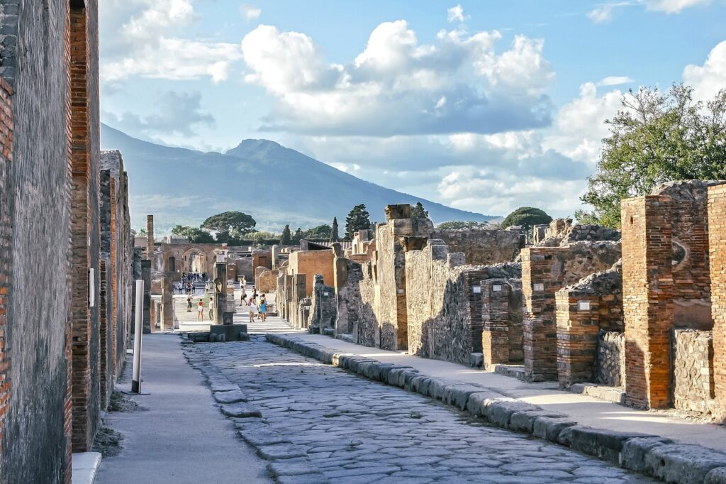 resti di pompei con panorama del vesuvio