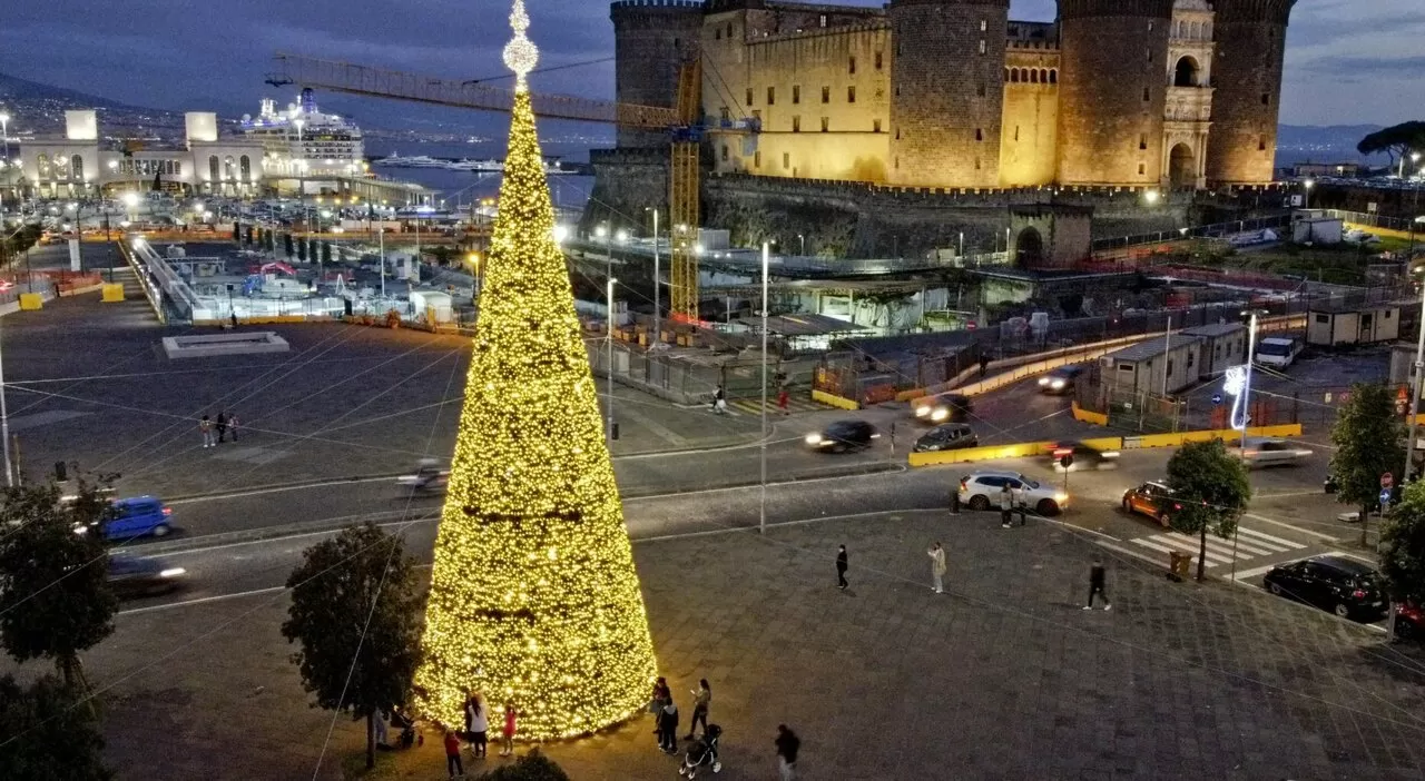 Organizzare le proprie vacanze di Natale a Napoli tradizioni e cosa vedere napoli albero di natale