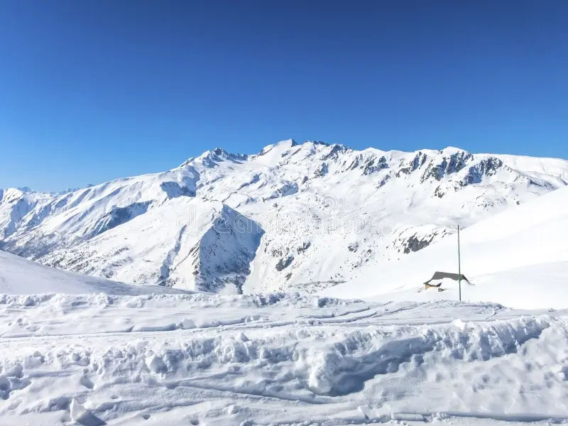 sciando nelle alpi francesi con una piccola capanna coperta di neve
