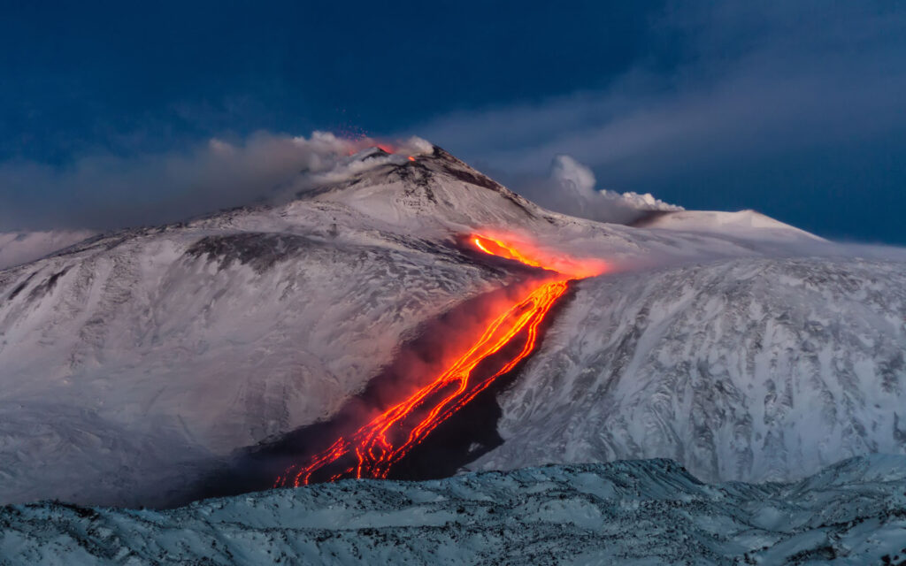 Sciare sullEtna il vulcano la neve il mare