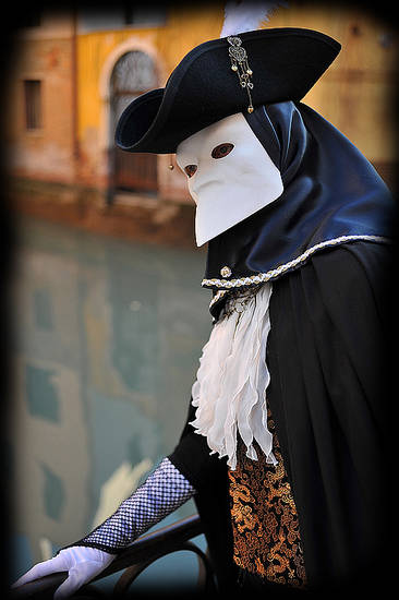 Venezia in maschera: viaggio nel Carnevale più elegante del Mondo la bauta maschera veneziana