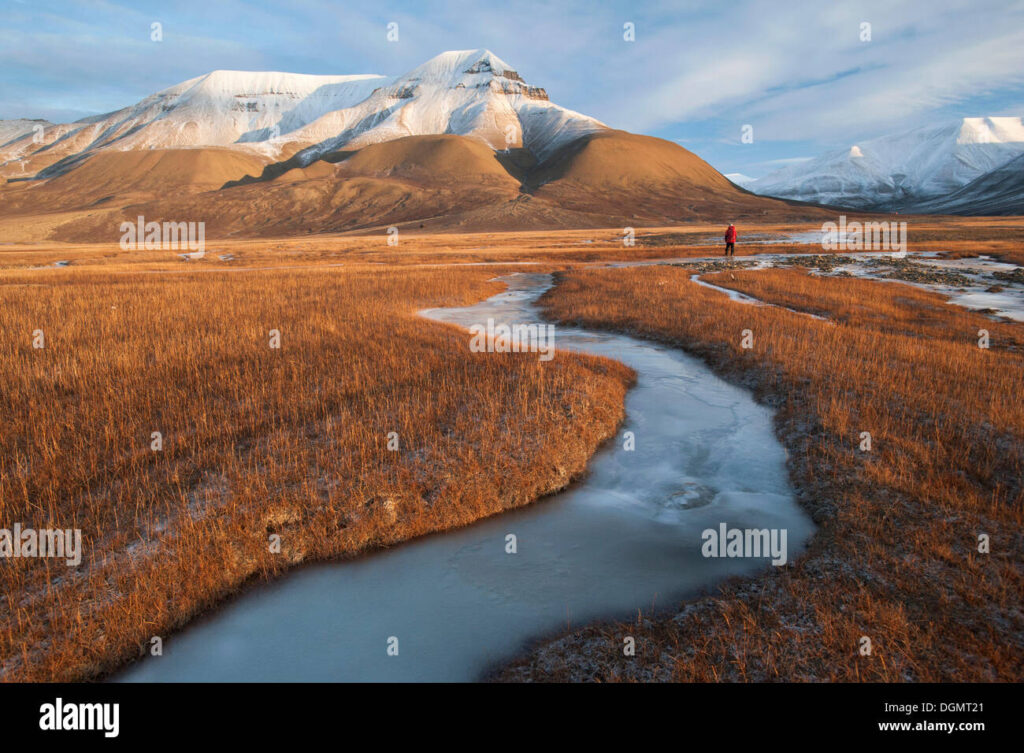 Escursioni mozzafiato: le migliori 20 escursioni in Europa frozen brook and hiker with mt hiorthfjellet at back adventdalen spitsbergen DGMT