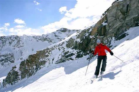 Vacanze avventura - La top 10 delle attività adrenaliniche più popolari in Europa sciare sulle Alpi