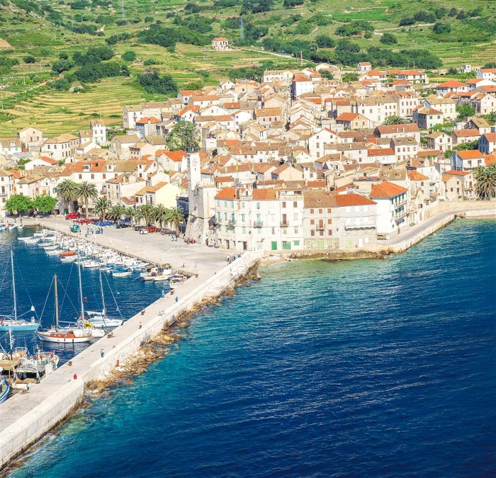 Komiza isola di Vis villaggio di pescatori