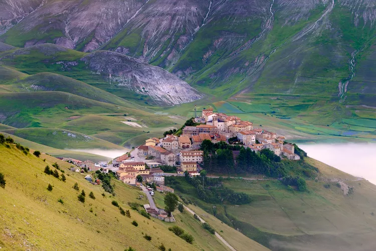 12 Borghi italiani che piacciono molto agli Americani Castelluccio di Norcia Umbria