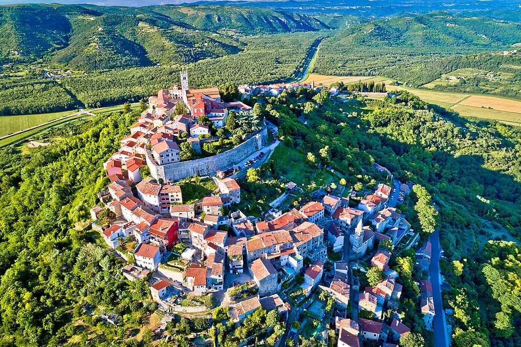 Parchi nazionali della Croazia: Brioni, Laghi di Plitvice, Paklenica e Krka - 7 giorni Idyllic Hill Town Of Motovun Aerial View, Istria Region Of Croat