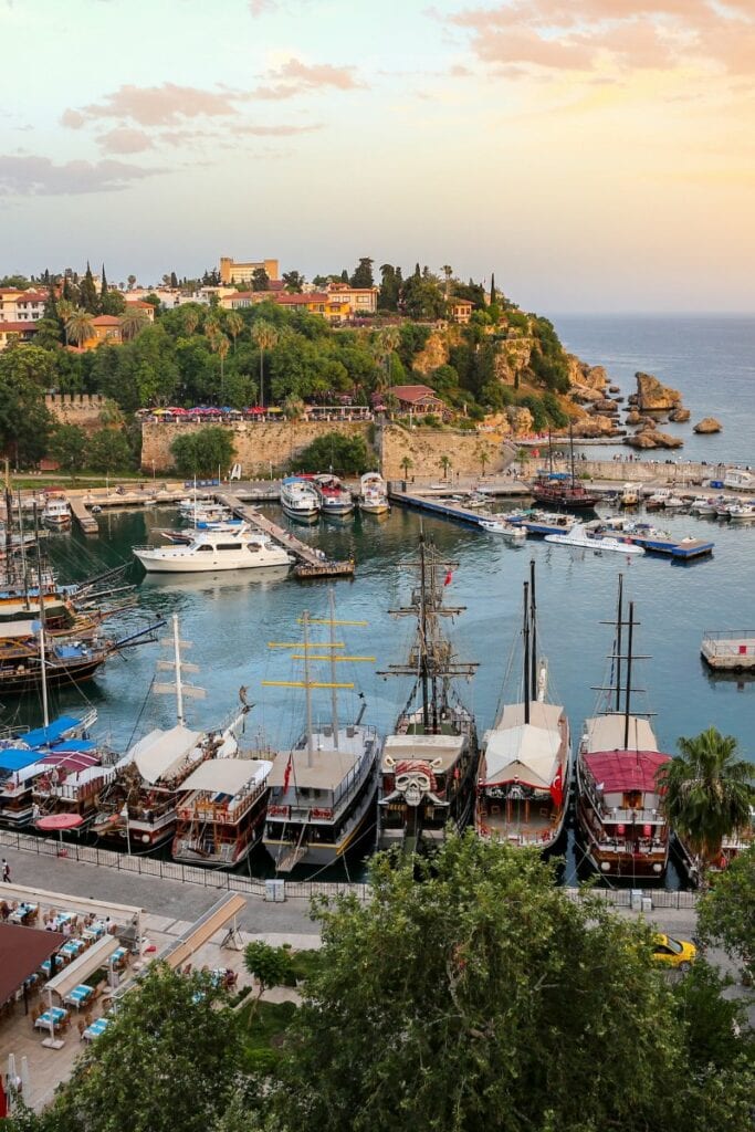 Le città costiere della Turchia: un viaggio tra mare, storia e cultura Antalya Harbour 683x1024