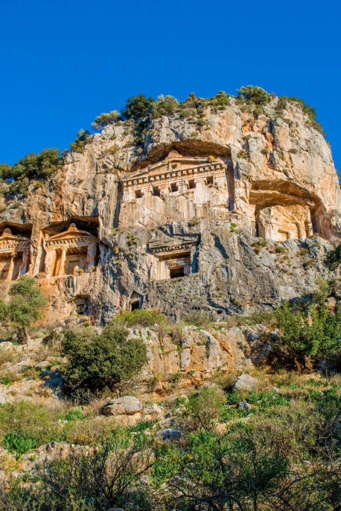 Le città costiere della Turchia: un viaggio tra mare, storia e cultura Dalyan carvings 683x1024