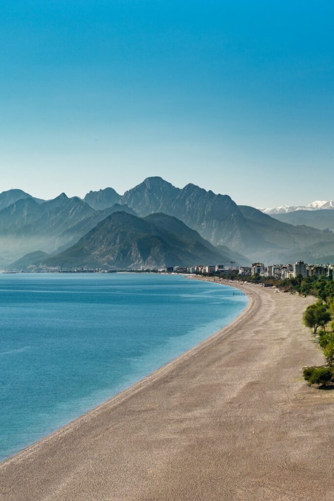 Le città costiere della Turchia: un viaggio tra mare, storia e cultura Konyaalti Beach Antalya 683x1024