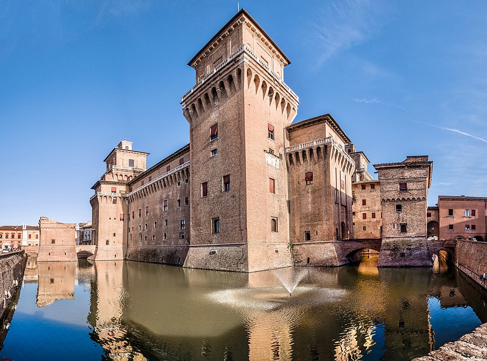 970px Castello Estense con riflessi Ferrara