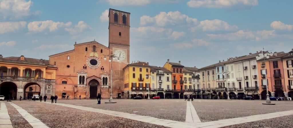 Lodi piazza principale con duomo