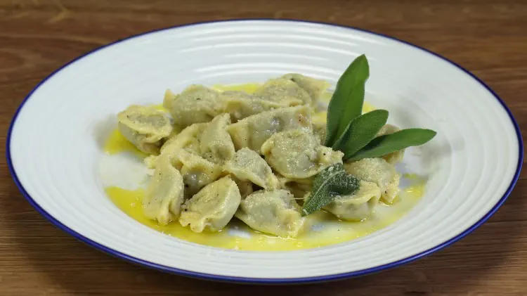Cosa fare cosa vedere e mangiare ad Alba e nei dintorni agnolotti al plin