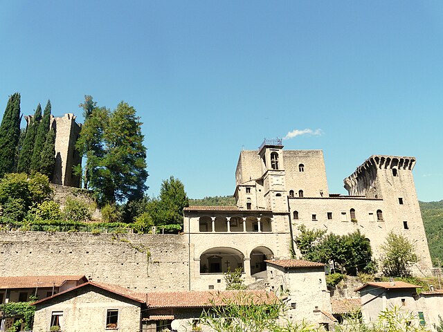 10 Borghi Romantici per San Valentino in Toscana 640px Fortezza della Verrucola dei Bosi2