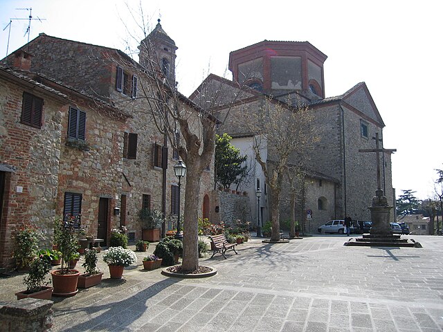 10 Borghi Romantici per San Valentino in Toscana 640px Piazza del Tribunale, Lucignano 7