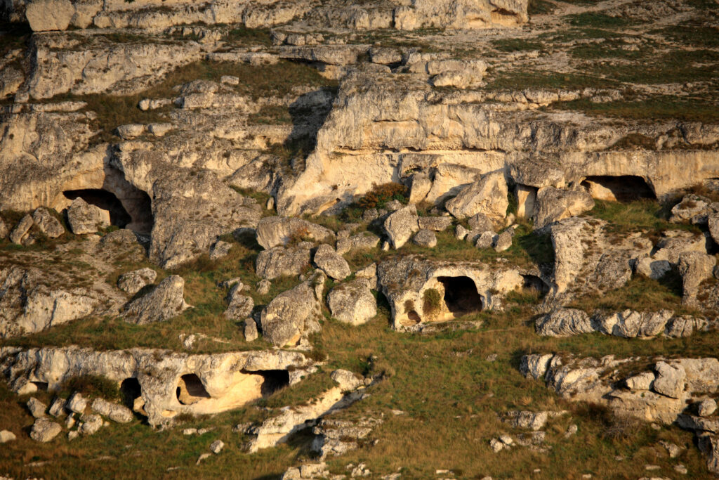 Cammini Lenti in Basilicata: I Migliori Percorsi di Un Giorno Grotte nella gravina di Matera sotto Murgia Timone
