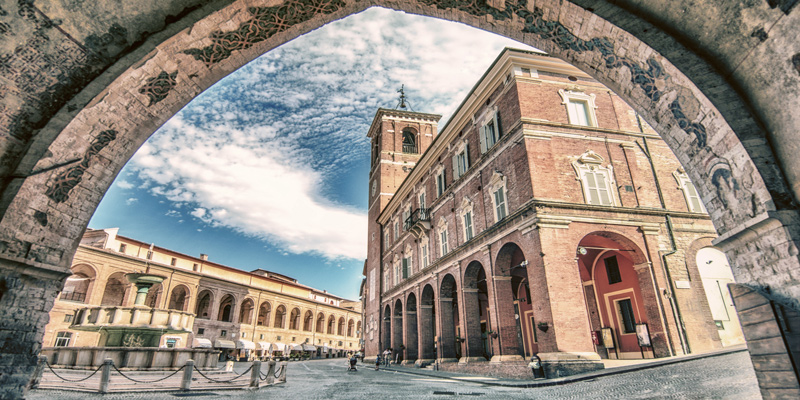 Che Dio ci aiuti 8: il convento di Fabriano e la magia delle Marche fabriano medievale la piazza principale