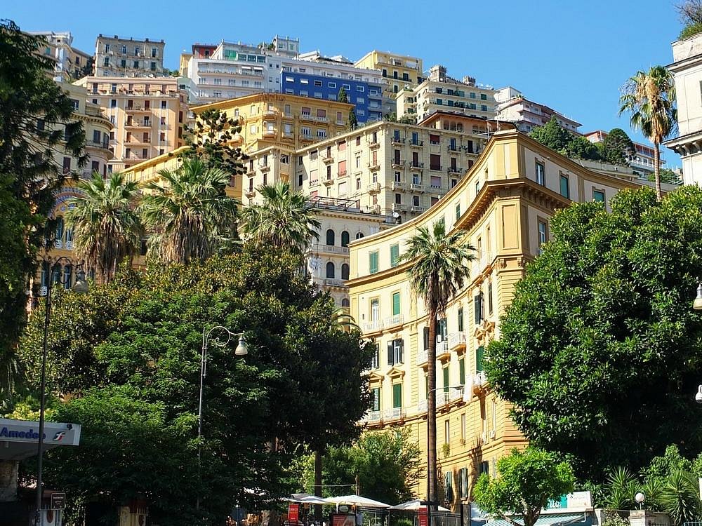 Mina Settembre: la Napoli dei cuori aperti il quartiere chiaia Napoli